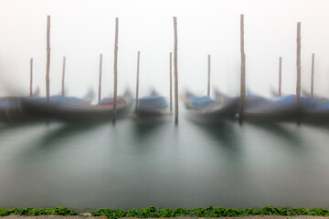Venezianische Gondeln im Nebel