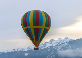 Heißluftballon fahren in den Bergen