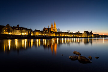 Obraz premium Regensburg mit Donau und Dom zur blauen Stunde.