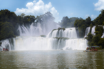 Obraz premium Detian Falls or Bản Giốc Falls is a collective name for two waterfalls on the Quay Son River that straddle the international border between China and Vietnam