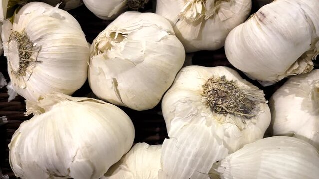 Display of raw whole garlic in a grocery store
