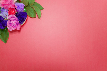 carte avec zone d'écriture fond rose et fleurs au coin