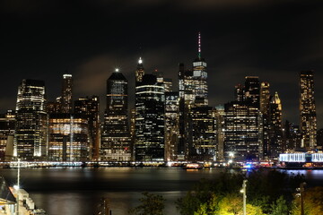 Fototapeta na wymiar Manhattan skyline from Brooklyn Heights Promenade at night