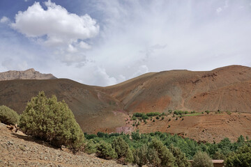 La grande traversée de l’Atlas au Maroc, 18 jours de marche. Chemin des transhumances, découvertes des gouffres, Tizi N'Asdrem, vallée de la Tessaout, village de Tasgaiwalt.