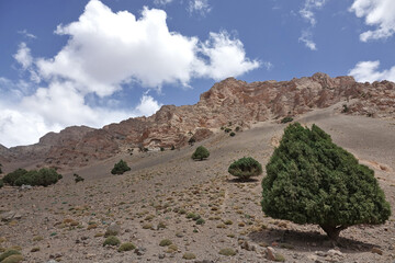 La grande traversée de l’Atlas au Maroc, 18 jours de marche. Chemin des transhumances, découvertes des gouffres, Tizi N'Asdrem, vallée de la Tessaout, village de Tasgaiwalt.
