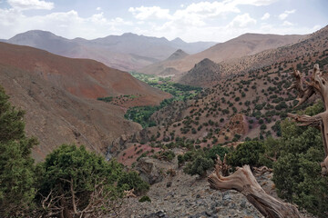 La grande traversée de l’Atlas au Maroc, 18 jours de marche. Chemin des transhumances, découvertes des gouffres, Tizi N'Asdrem, vallée de la Tessaout, village de Tasgaiwalt.