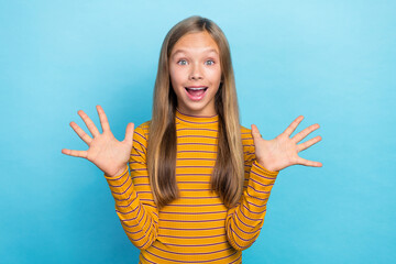Photo of astonished positive schoolchild raise opened arms palms cant believe isolated on blue...