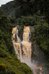 Cascada de agua impresionante en Sri Lanka