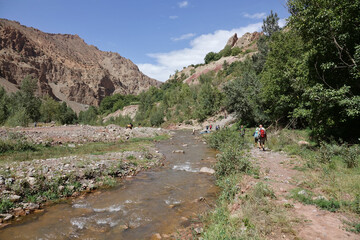 La grande traversée de l’Atlas au Maroc, 18 jours de marche. Vallée de la Tessaout, village d'Amerzi, village perché d'Ichbaken, Aït Hamza et Aït Ali Nitto