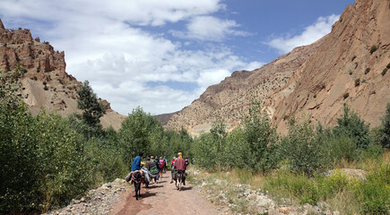 La grande traversée de l’Atlas au Maroc, 18 jours de marche. Vallée de la Tessaout, village d'Amerzi, village perché d'Ichbaken, Aït Hamza et Aït Ali Nitto