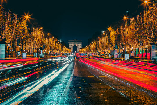 Longue exposition des Champs Elys&eacute;es pendant les f&ecirc;tes de No&euml;l