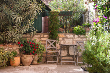 Fototapeta na wymiar A courtyard with flowers and plants in the Mediterranean town of Rovinj