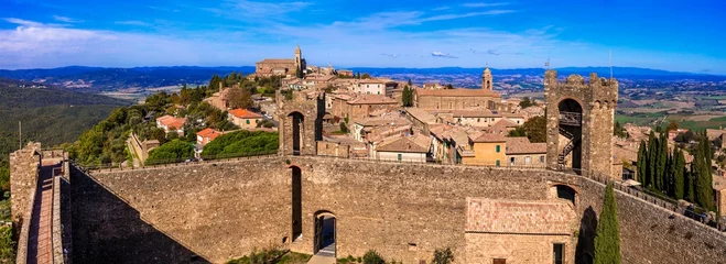 Foto op Plexiglas Montalcino - medieval town of Tuscany, popular tourist destination in Italy, famous vine region © Freesurf