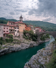 Bergdorf mit Fluss und Brücke in Slowenien. © hannesheigl