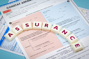 le mot assurance écrit en français sur un fond de papier d'assurance