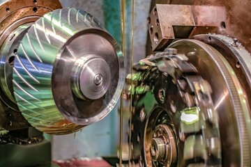 Making bevel gear gear-cutting head with oil cooling. Gear cutting production at a machine-building enterprise.