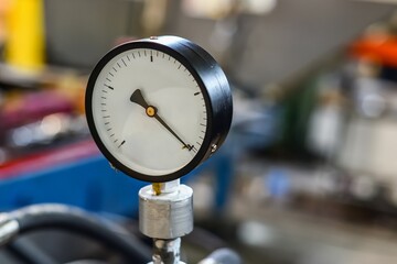 Pressure gauge on the control panel of the hydraulic station.