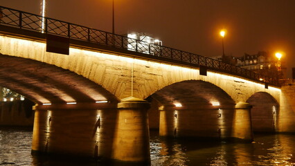 Promenade au bord de la Seine, pendant une nuitée ou une soirée, éclairage avec des lampadaires jaunes, coin paisible et sombre, marche obscur