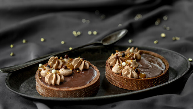 tarte au chocolat et caramel sur une nappe noire