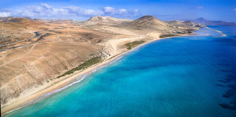 Fuerteventura zee sceney luchtfoto drone weergave. Beste schilderachtige stranden en beroemde sport voor wind- en kitesurfen Sotavento in het zuiden. Canarische eilanden