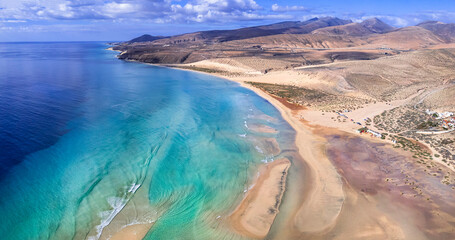 Fuerteventura zee sceney luchtfoto drone weergave. Beste schilderachtige stranden en beroemde sport voor wind- en kitesurfen Sotavento in het zuiden. uitzicht op de lagune. Canarische eilanden