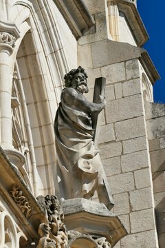 Statue de Mo&iuml;se sur la fa&ccedil;ade de l&rsquo;&eacute;glise Saint-Nicolas-de-Tolentin du monast&egrave;re royal de Brou &agrave; Bourg-en-Bresse
