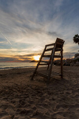 Atardecer en Benidorm, al lado del mar y la playa con silla de vigilante