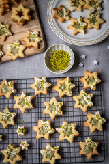 Geschenke zu Weihnachten aus der Küche, Plätzchen backen, Kekse mit Pistazien und weißer...