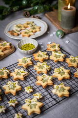 Geschenke zu Weihnachten aus der Küche, Plätzchen backen, Kekse mit Pistazien und weißer...