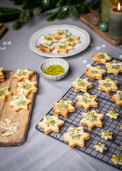 Geschenke zu Weihnachten aus der Küche, Plätzchen backen, Kekse mit Pistazien und weißer Schokolade selber machen