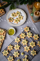 Geschenke zu Weihnachten aus der Küche, Plätzchen backen, Kekse mit Pistazien und weißer Schokolade selber machen