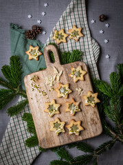 Geschenke zu Weihnachten aus der Küche, Plätzchen backen, Kekse mit Pistazien und weißer...