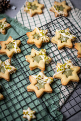 Geschenke zu Weihnachten aus der Küche, Plätzchen backen, Kekse mit Pistazien und weißer...