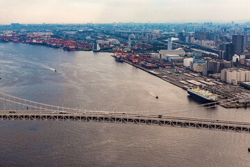 Obraz premium Aerial view of the Rainbow Bridge in Odaiba, Tokyo, Japan