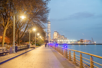 Fototapeta premium Night view of a promenade along Hudson River in New York City