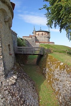 Vorburg von Schloss Lichtenstein, Schw&auml;bische Alb, Deutschland. Burggraben, Nebeneingang  und Kanonenturm. 