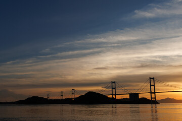 Fototapeta na wymiar 日が沈んだ空と来島海峡大橋