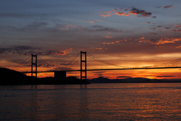 Fototapeta premium 夕焼け空と来島海峡大橋