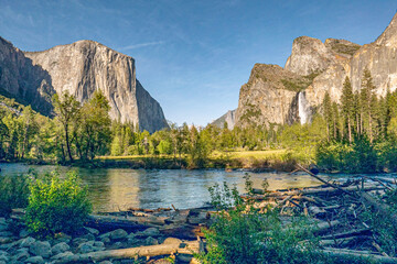 merced river with famous rock el Captain in Yosemite valley - obrazy, fototapety, plakaty