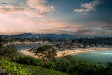 Fototapeta premium Panorámica sobre el pueblo de Ribadesella, Asturias, España