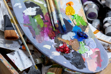 Obraz premium artist in his studio with brush