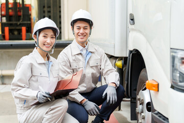 トラックのメンテナンスをする整備士のポートレート