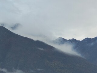 Obraz na płótnie Canvas Nebbia montagne