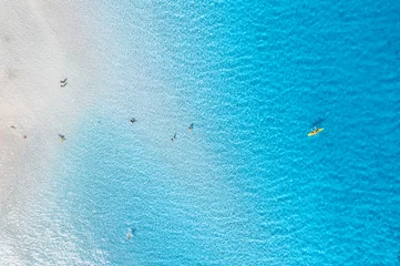 Stof per meter La Pelosa Strand, Sardinië, Italië Luchtfoto van de verbazingwekkende zeekust. Bovenaanzicht van gedreun van strand met wit zand, zwemmende mensen in blauw transparant water op zonnige dag. Zomer op het strand van La Pelosa, Sardinië, Italië. Tropisch landschap