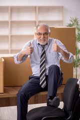 Fototapeta premium Old male employee in office relocation concept