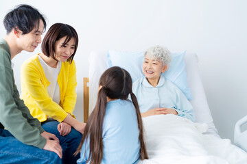 高齢の入院患者を見舞う家族