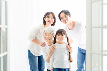 三世代家族の記念写真　フォトスタジオ　写真館