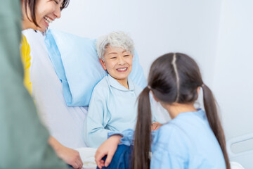 Obraz premium 高齢の入院患者を見舞う家族