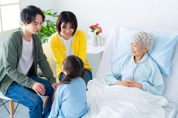 高齢の入院患者を見舞う家族