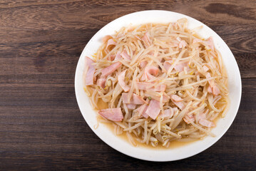 皿の上のもやしとハムの炒め物